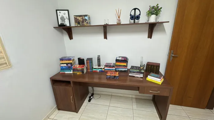 Mesa de escritório com prateleira