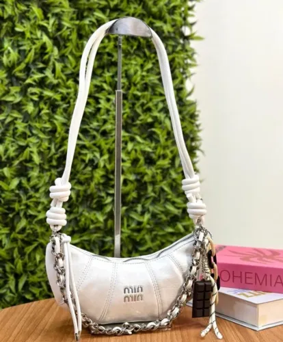 Bolsa Miu Miu Wander Couro Off-White Acabamento Matelassê Ferragens Douradas