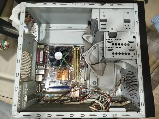 Gabinete + placa mãe + caixa de som + memória ram