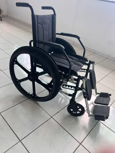 Vendo Cadeira de Rodas