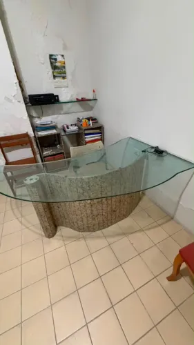 MESA DE ESCRITORIO EM GRANITO E VIDRO TEMPERADO