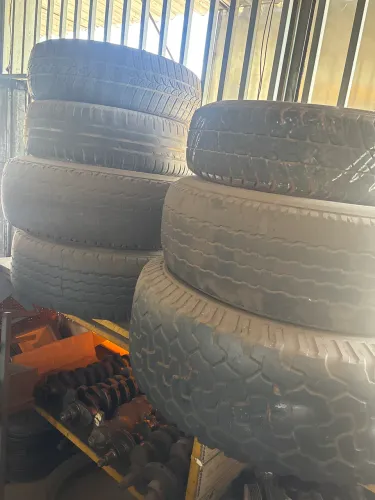 Pneu e roda caminhonete aro 15 e carro aro 13