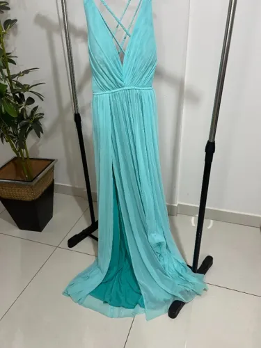 VESTIDO DE FESTA LONGO AZUL TURQUESA / VERDE ÁGUA - FLUIDO E COM COSTAS TRANÇADAS