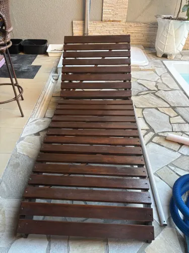 Espreguiçadeira para piscina em madeira maciça tratada