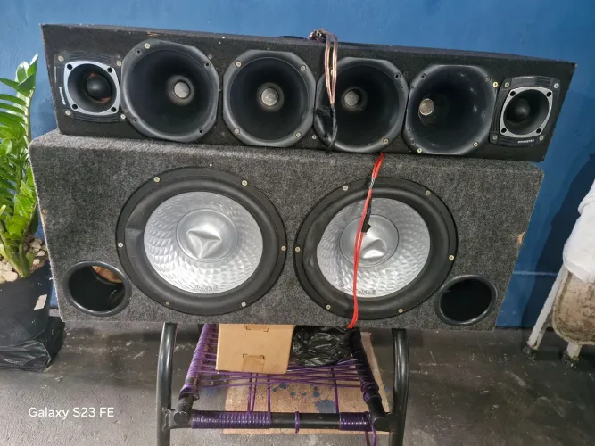 Vende se uma saída de som e duas caixas de som