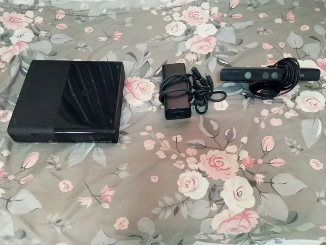 Xbox 360 sem os dois controles com fonte e kinect