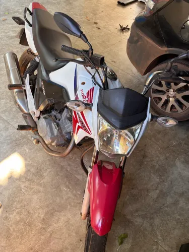 Vendo moto honda Cg impecáve em dias transfere na hr me chama no zap *