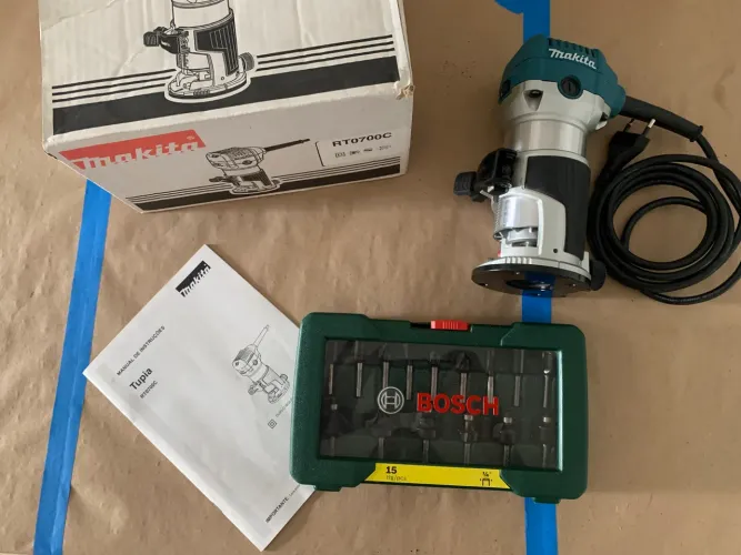 Tupia Makita RT0700C 110v + Fresas Bosch