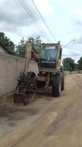 Vende-se Carregadeira de Cana Motocana em Trator Valtra - Pronto para o Trabalho!