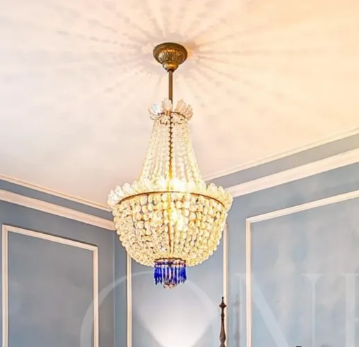 Lustre de cristal com detalhes azul cobalto