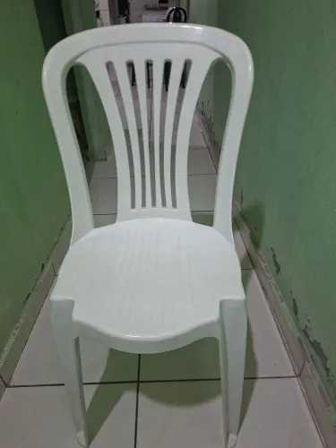 Lote com 50 cadeiras de plástico