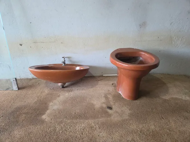 Pia e vaso sanitário de banheiro marrom
