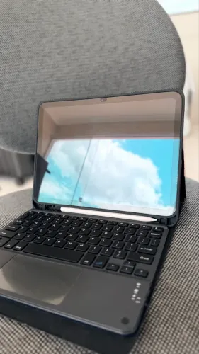 iPad 10ª Geração - 64GB, case magnético, teclado, canetinha 