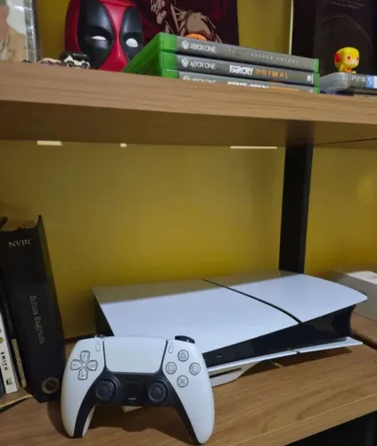 PS5 Slim 1TB muito novo