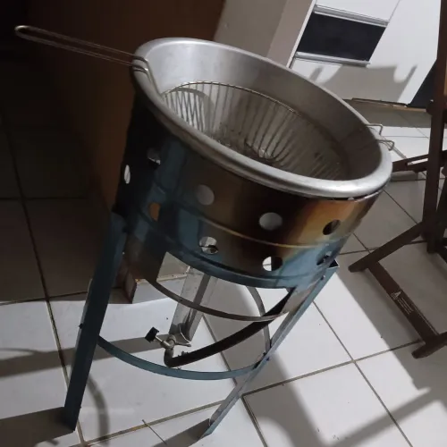 VENDE-SE FRITADEIRA A GÁS USADO