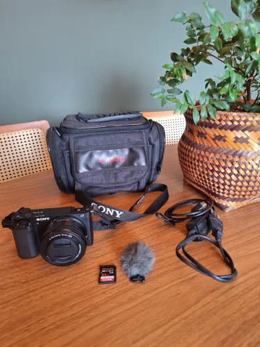 Câmera Sony ZV-E10 + Lente 16-50mm + Cartão 64GB Extreme Pro Sandisk