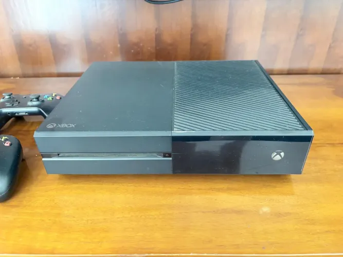 XBOX ONE FAT 500 GB - 2 manetes - 3 jogos - HD externo 1tb