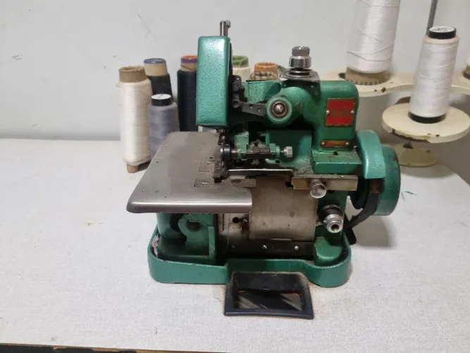 Vendo máquina de overloque em perfeito estado Vem acompanhado da mesa e linhas..