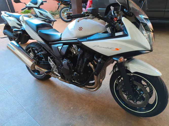 Vendo Bandit 650s ano 16 - muito nova!!