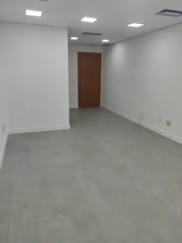 Sala com 43m2, 02 vagas, copa, sala reunião, fino acabamento no Salvador Shopping Business