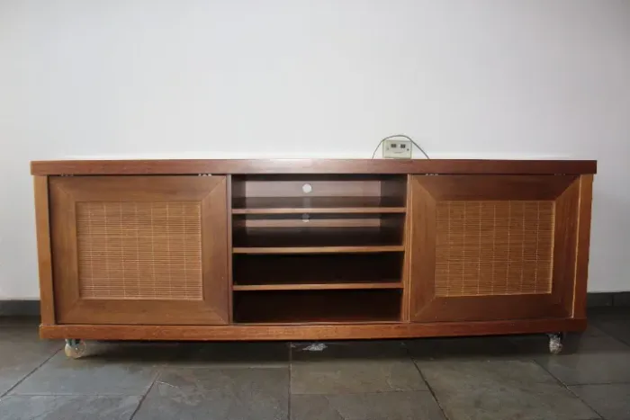 Rack para TV de até 55" com Rodinhas e Portas de Correr - Ótimo Estado