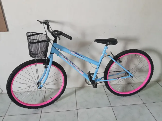 Bicicleta azul bebê, com cestinha, aro 26