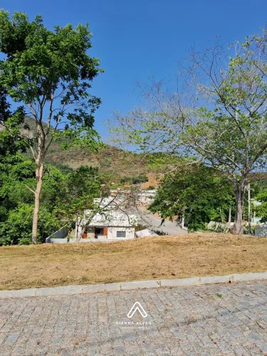 Terreno amplo com 481 m², em Condomínio Fechado, as margens da Rodovia.