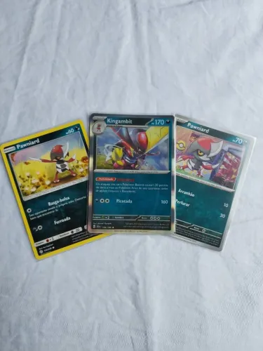 Cartas Pokémon: Kigambit foil e Dois Pawniard !!!!