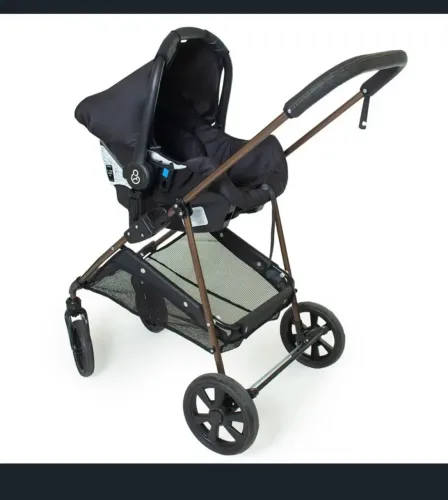 Carrinho de bebê com bebê conforto