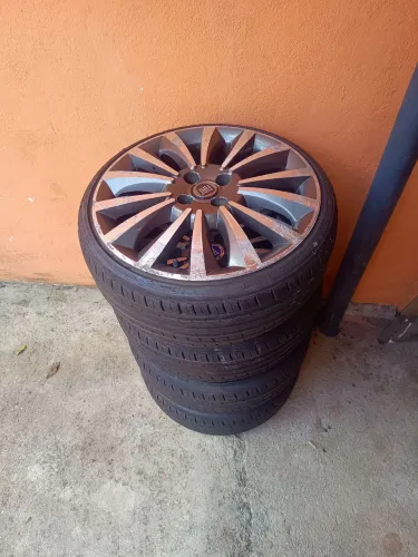 Rodas aro 17 Linea com pneus 185/35/17 novo conte soldas 2,800 aceito troca.