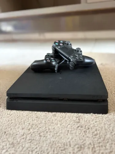 PS4 SLIM 1TB COM 2 CONTROLES E 6 JOGOS