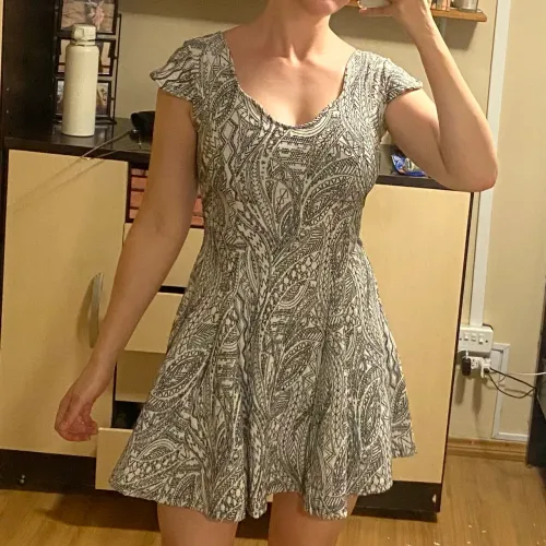Vestido curto branco e preto estampado