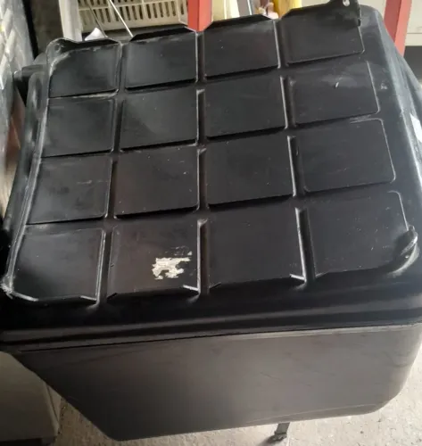 Vendo baú semi novo