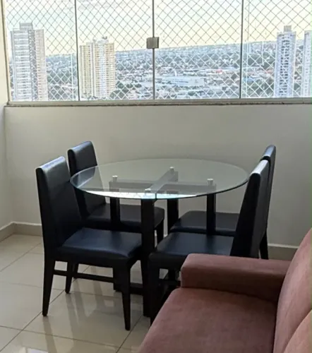 Mesa de vidro redonda com cadeiras