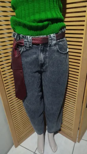 Calça jeans feminina,modelo mom nr 38