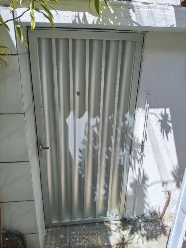 Vende-se portão de ALUMÍNIO 90 de largura por 2 metros de altura, valor 500, 00