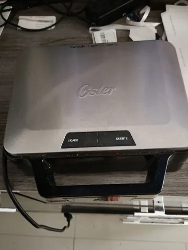 Torradeira semi nova ótima. Marca Oster.