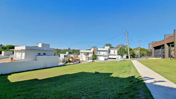OPORTUNIDADE! Terreno com 349 m², em condomínio super bem localizado! Condomínio Via Réggi