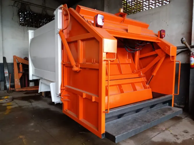 Coletor compactador de lixo