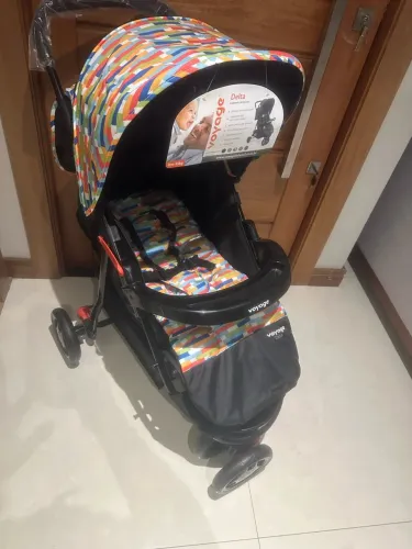 Carrinho de bebê Voyage novo sem uso