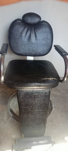 Vendo Cadeira de Barbeiro Darus. Aceito ofertas