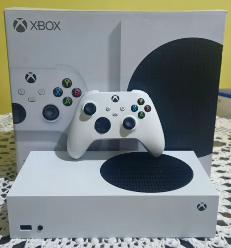 Xbox Series S c/ nota e caixa. 1 ano e 1 mes de comprado, controle s/detalhes R$ 1.999,99