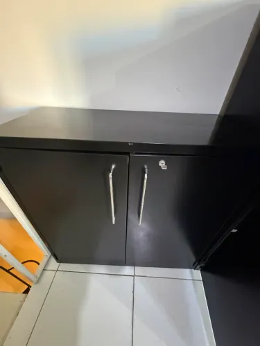 Armário de aço com chave - Preto