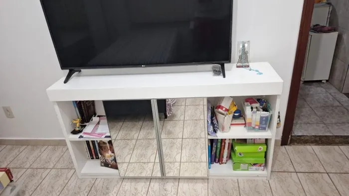 Rack com portas espelhadas 