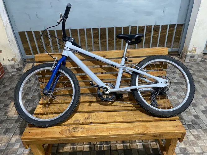 Bicicleta RockRider Branca com 6 marchas