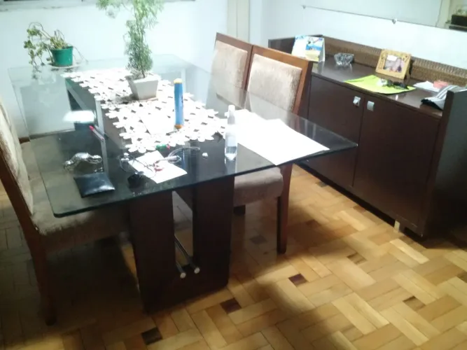 Mesa de jantar com 4 cadeiras e Buffet/Aparador