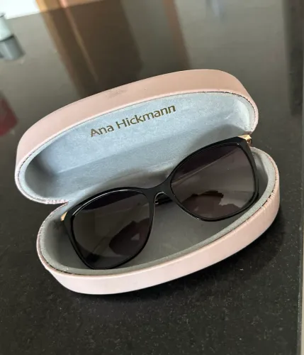 Óculos de Sol Ana Hickmann. Preto com detalhes rose Gold 