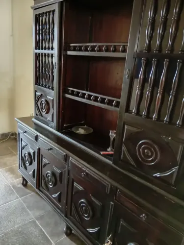 Conjunto mesa em madeira com 6 cadeiras e arca buffet