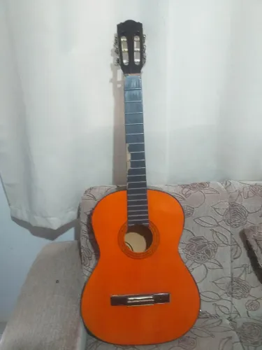 Vendo dois violão um grande e um pequeno