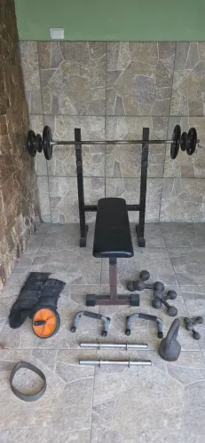 Mesa de supino com anilhas,  alteres e mais